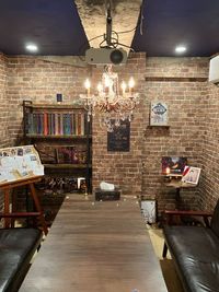 真ん中に巨大なテーブルを置いた探偵事務所のような個室になります♪ボドゲを楽しんだり、棚にあるマーダーミステリーを購入してその場で遊ぶ事もできます♪ - ボードゲームレンタルスペースPOYOの室内の写真