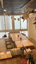 メインフロアはかわいく星で飾った空間に素朴な木のインテリアで雰囲気を統一しております♪テーブルくっつけて大人数での飲み会も、分けて各卓でボドゲも可能！ - ボードゲームレンタルスペースPOYOの室内の写真