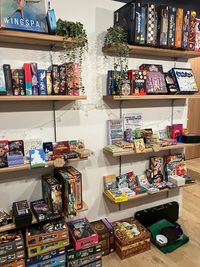 店内200個程度のボードゲームがございます！パーティーゲームから重いゲームまで勢揃い！今後も増加していくので乞うご期待です♪ - ボードゲームレンタルスペースPOYOの室内の写真
