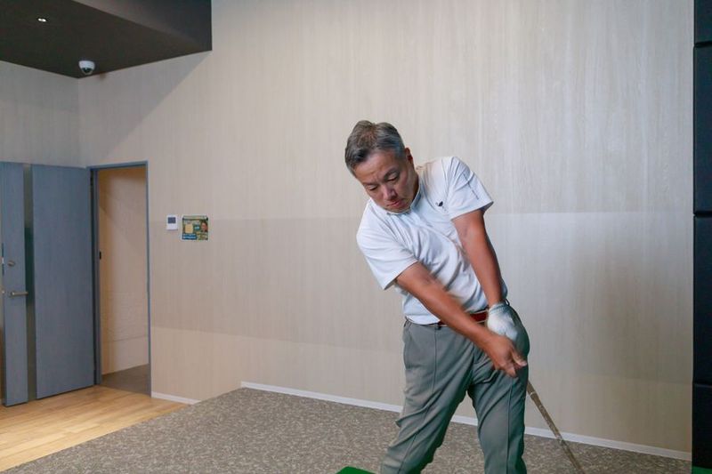 完全個室、40平米の室内ゴルフ練習場：傾斜プレートで実践的練習 - 【完全個室インドアゴルフ練習場】プリサイズゴルフラボ新宿御苑前