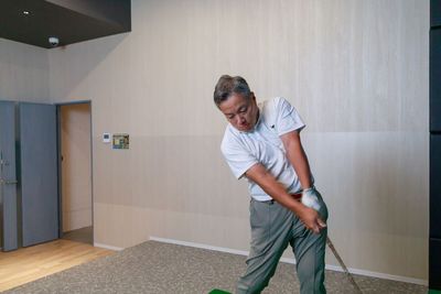 完全個室の広々とした空間で練習することができます - 【完全個室インドアゴルフ練習場】プリサイズゴルフラボ新宿御苑前 完全個室、40平米の室内ゴルフ練習場：傾斜プレートで実践的練習の室内の写真