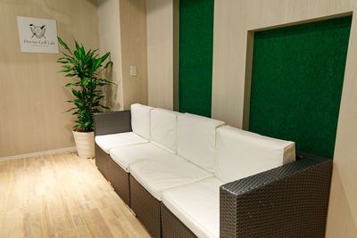 ゆったりとしたソファーが設置されています - 【完全個室インドアゴルフ練習場】プリサイズゴルフラボ新宿御苑前 完全個室、40平米の室内ゴルフ練習場：傾斜プレートで実践的練習の設備の写真