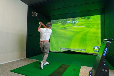自動集球システムがあるので楽に練習、ラウンドすることが可能です - 【完全個室インドアゴルフ練習場】プリサイズゴルフラボ新宿御苑前 完全個室、40平米の室内ゴルフ練習場：傾斜プレートで実践的練習の室内の写真