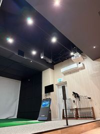 天井高は4.3m。ドライバーを振り上げても安心です - 【完全個室インドアゴルフ練習場】プリサイズゴルフラボ新宿御苑前 完全個室、40平米の室内ゴルフ練習場：傾斜プレートで実践的練習の室内の写真
