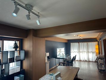 可愛い共有スペースにセッティングしてあります - IXS by AMINAS 【札幌駅徒歩3分】ヘアメイク♪パーソナルカラー診断の室内の写真