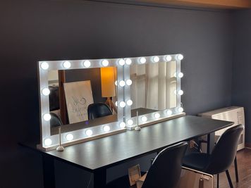 広々スペースでメイク用品やヘア用品もたくさん置ける - IXS by AMINAS 【札幌駅徒歩3分】ヘアメイク♪パーソナルカラー診断の室内の写真