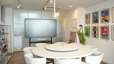 70型タッチ操作可能なモニターを完備。 - レンタルプレゼンテーション&会議室「ENTK(エンタク)」 【駅近！徒歩5分】オシャレで機能充実のレンタルルーム / 会議室の室内の写真