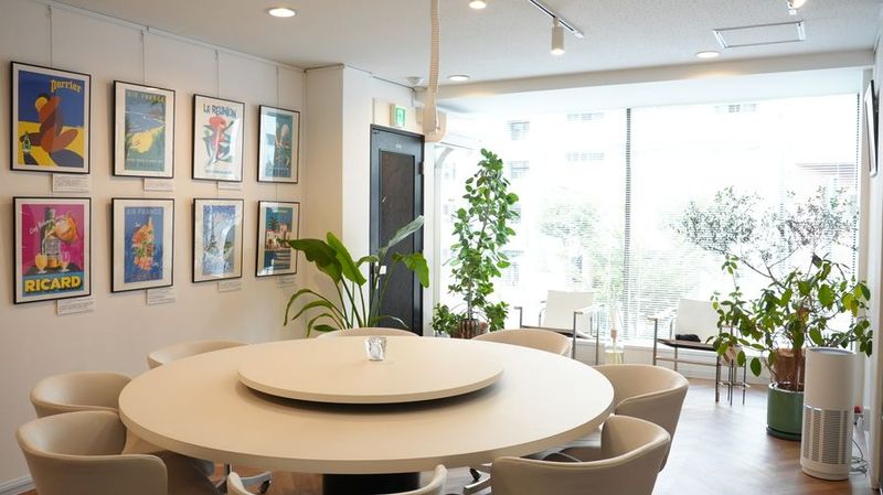 8人掛けのオーダーメイドのレザー調中華円卓です - レンタルプレゼンテーション&会議室「ENTK(エンタク)」 【駅近！徒歩5分】オシャレで機能充実のレンタルルーム / 会議室の室内の写真
