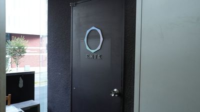 ロゴが入口の目印です - レンタルプレゼンテーション&会議室「ENTK(エンタク)」 【駅近！徒歩5分】オシャレで機能充実のレンタルルーム / 会議室の外観の写真