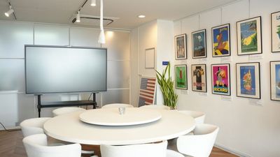 wifi完備、天吊コンセント有り、商談の合間のワークスペースとしてもご使用いただけます - レンタルプレゼンテーション&会議室「ENTK(エンタク)」 【駅近！徒歩5分】オシャレで機能充実のレンタルルーム / 会議室の室内の写真