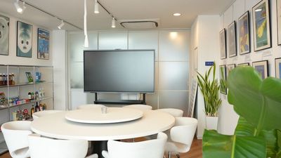 モニターはホワイトボードとしてもお使い頂けます - レンタルプレゼンテーション&会議室「ENTK(エンタク)」 【駅近！徒歩5分】オシャレで機能充実のレンタルルーム / 会議室の室内の写真