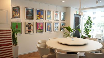 壁面は古物商も営む運営会社のこだわりのビンテージアートポスターを掲示 - レンタルプレゼンテーション&会議室「ENTK(エンタク)」 【駅近！徒歩5分】オシャレで機能充実のレンタルルーム / 会議室の室内の写真