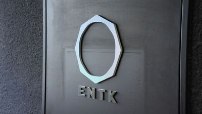 ロゴが入口の目印です - レンタルプレゼンテーション&会議室「ENTK(エンタク)」 【駅近！徒歩5分】オシャレで機能充実のレンタルルーム / 会議室の入口の写真