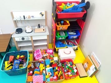 ▼無料貸出備品
おもちゃ
＊おままごとセット・プラレール・レゴブロック等があります！
＊要事前予約 - 親子サロン-LaPark-(ラパーク) 岸辺店 パーティースペースの設備の写真