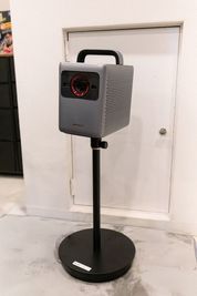 高級プロジェクタ - 元町駅2分<24H>パーティ❤女子会❤映画鑑賞❤デート❤大型画面 usy　黒の室内の写真