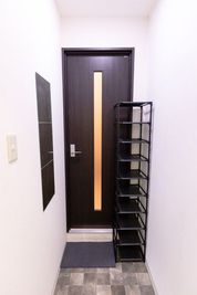 玄関 - 元町駅2分<24H>パーティ❤女子会❤映画鑑賞❤デート❤大型画面 usy　黒の入口の写真