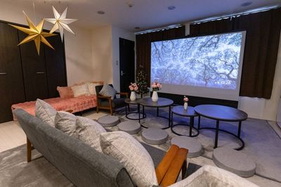 元町駅2分<24H>パーティ❤女子会❤映画鑑賞❤デート❤大型画面 usy　黒の室内の写真