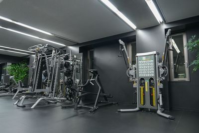 - STUDIO（ジムエリア）-
上質で洗練された空間になっており、海外より厳選したバリエーション豊かなマシンを揃えています。 - HALLEL 半蔵門店 【STUDIO B】貸切利用の室内の写真