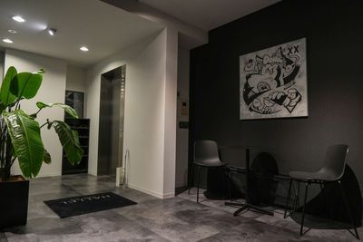 - LOUNGE -
お客様と上質な時間を過ごせるよう、ラウンジをご用意。フィットネスジムとしてもリラックスできる空間としてもHALLELをご活用くださいませ。 - HALLEL 半蔵門店 【STUDIO A】利用 （個室スタジオ）の入口の写真