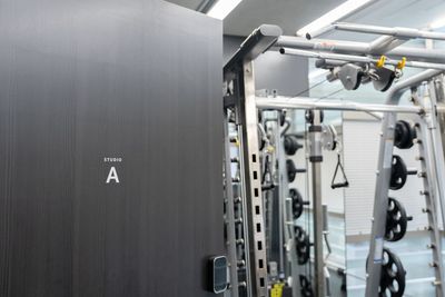 - STUDIO A（ジムエリア）-
上質で洗練された空間。バリエーション豊かなマシン器具を揃えることで、お客様により良いトレーニングを提案することが出来ます。 - HALLEL 半蔵門店 【STUDIO A】利用 （個室スタジオ）の入口の写真