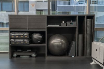 - STUDIO A（ジムエリア）-
上質で洗練された空間。バリエーション豊かなマシン器具を揃えることで、お客様により良いトレーニングを提案することが出来ます。 - HALLEL 半蔵門店 【STUDIO A】利用 （個室スタジオ）の室内の写真