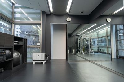 - STUDIO A（ジムエリア）-
上質で洗練された空間。バリエーション豊かなマシン器具を揃えることで、お客様により良いトレーニングを提案することが出来ます。 - HALLEL 半蔵門店 【STUDIO A】利用 （個室スタジオ）の室内の写真