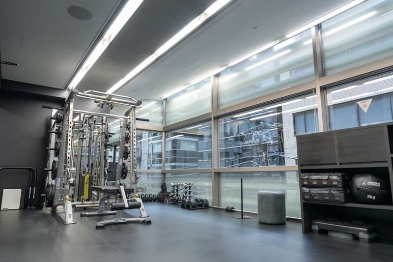 - STUDIO A（ジムエリア）-
上質で洗練された空間。バリエーション豊かなマシン器具を揃えることで、お客様により良いトレーニングを提案することが出来ます。 - HALLEL 半蔵門店 【STUDIO A】利用 （個室スタジオ）の室内の写真