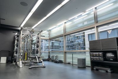 天井高 2.6m & 半蔵門駅【徒歩1分】パーソナルトレーニングに最適|シンプルで洗練された個室空間 - HALLEL 半蔵門店
