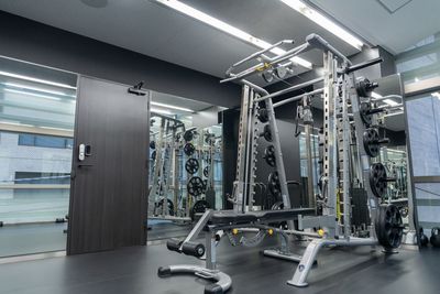 - STUDIO A（ジムエリア）-
上質で洗練された空間。バリエーション豊かなマシン器具を揃えることで、お客様により良いトレーニングを提案することが出来ます。 - HALLEL 半蔵門店 【STUDIO A】利用 （個室スタジオ）の室内の写真