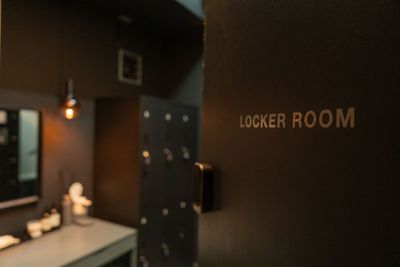 - LOCKER ROOM -
天井の高い、広々とした個室を１つご用意。
数種類のアメニティーに加えて、個人ロッカーも完備しています。 - HALLEL 代々木上原店 【STUDIO】貸切利用の室内の写真