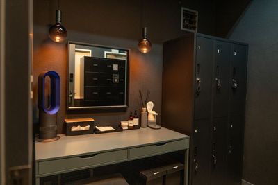 - LOCKER ROOM -
天井の高い、広々とした個室を１つご用意。
数種類のアメニティーに加えて、個人ロッカーも完備しています。 - HALLEL 代々木上原店 【STUDIO】貸切利用の室内の写真