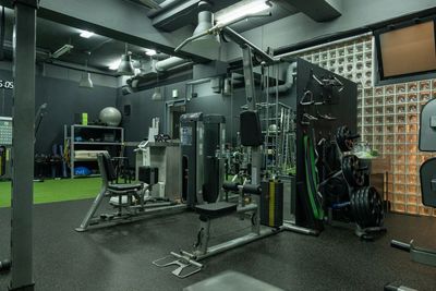 - STUDIO（ジムエリア）-
上質で洗練された空間になっており、海外より厳選したバリエーション豊かなマシンを揃えています。 - HALLEL 代々木上原店 【STUDIO】貸切利用の室内の写真