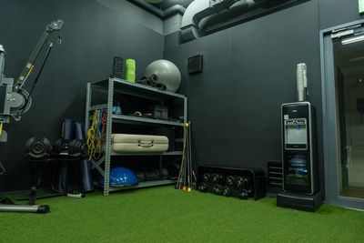 - STUDIO（ジムエリア）-
上質で洗練された空間になっており、海外より厳選したバリエーション豊かなマシンを揃えています。 - HALLEL 代々木上原店 【STUDIO】貸切利用の室内の写真