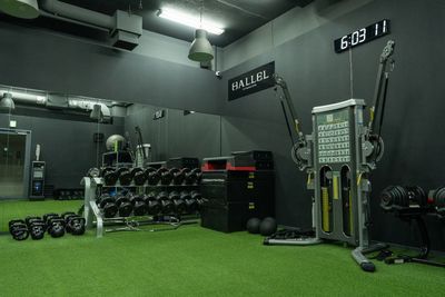 - STUDIO（ジムエリア）-
上質で洗練された空間になっており、海外より厳選したバリエーション豊かなマシンを揃えています。 - HALLEL 代々木上原店 【STUDIO】貸切利用の室内の写真