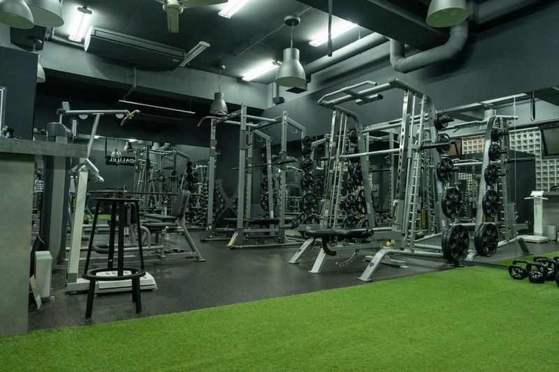 - STUDIO（ジムエリア）-
上質で洗練された空間になっており、海外より厳選したバリエーション豊かなマシンを揃えています。 - HALLEL 代々木上原店 【STUDIO】貸切利用の室内の写真