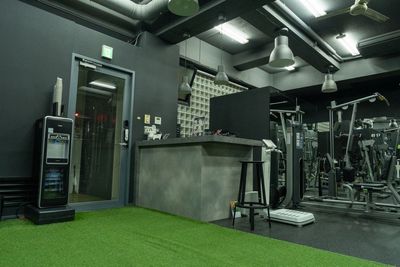 - STUDIO（ジムエリア）-
上質で洗練された空間になっており、海外より厳選したバリエーション豊かなマシンを揃えています。 - HALLEL 代々木上原店 【STUDIO】貸切利用の室内の写真