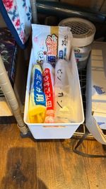 ゲームラック下にゴミ袋設置、ご自由にご利用ください。(ゴミ回収はこちらで実施致します) - 水上亭 貸切!レンタルルーム飲食持込自由＆ゴミ捨てOK 豊橋駅近~20名の室内の写真