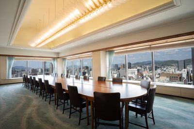 【大ヒロマ_22名会議室】銀山町駅から徒歩2分!眺めの良い広々とした会議室(大型モニター・電源タップ無料/高速Wi-Fiあり) - Hiromalab(ヒロマラボ)