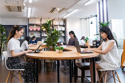 コワーキングスペースのため、勉強会に最適です。 - ブルーコンパス セミナー・イベントスペースの室内の写真