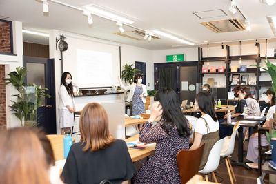 プロジェクターを用いたセミナー・勉強会も開催可能です。 - ブルーコンパス セミナー・イベントスペースの室内の写真