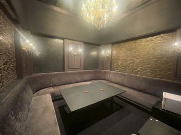 ２F個室 - 東心斎橋　八幡筋　レンタルスペース 東心斎橋１棟貸　大人数パーティー向けスペース　カラオケ利用可能の室内の写真