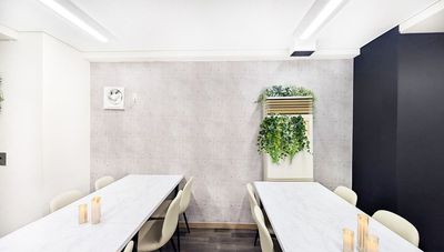 壁紙を一部変更いたしました！
細部までこだわったインテリア。イベント写真がそのまま宣伝になります。 - 【Glow新宿】 【東新宿駅徒歩2分】最大30名着席｜ビジネス利用｜交流会[79]の室内の写真