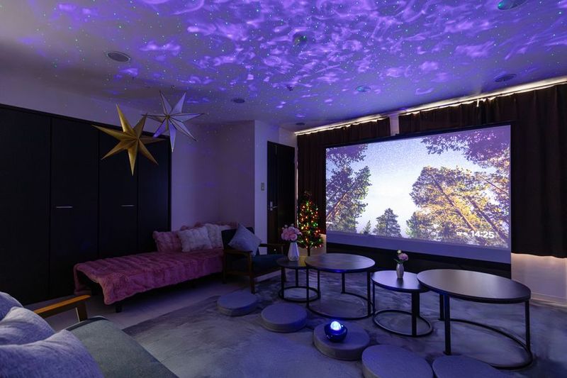 大型スクリーン！高級プロジェクタ - 元町駅2分<24H>パーティ❤女子会❤映画鑑賞❤デート❤大型画面 usy　黒の室内の写真