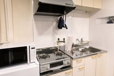 キッチン - 元町駅2分<24H>パーティ❤女子会❤映画鑑賞❤デート❤大型画面 usy　黒の設備の写真