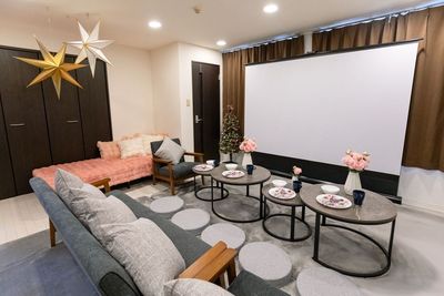 元町駅2分<24H>パーティ❤女子会❤映画鑑賞❤デート❤大型画面 usy　黒の室内の写真