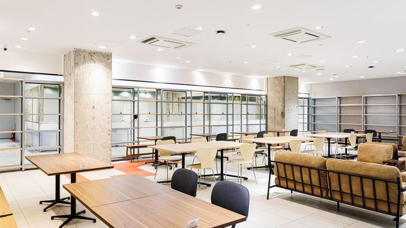 開放的な空間。レイアウトも自由に変更可能です。 - コワーキングスクエア金沢香林坊　会議室 【片町】最大30名！Wi-Fi電源完備✨会議/研修/セミナーの室内の写真