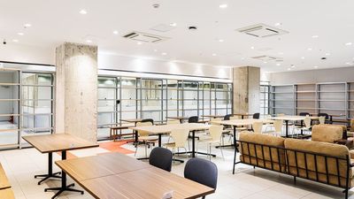 片町スクランブル交差点からすぐ！最大30名収容の広々スペース。Wi-Fi完備で、企業の研修・セミナー・合同勉強会に最適です。 - コワーキングスクエア金沢香林坊　会議室