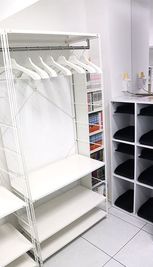 室内にロッカールーム（更衣室）があります。
「外履きの靴」「大きな荷物」「コート」「着替え」などはこちらへお願いします♪ - C.R.E.A.Mスタジオ（クリームスタジオ） "Spacey White" 仙台一番町店の室内の写真