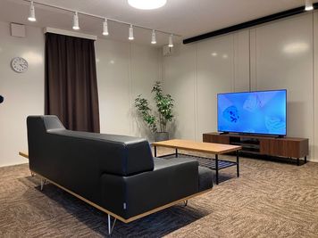 【Living】✨U-SPACE熊谷店✨テレビ＆ソファ付きの快適空間で家族や友人との団らんに最適♪Wi-Fi/熊谷市 - U-SPACE　熊谷店