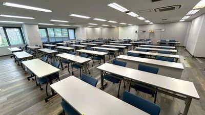 【スクール形式で76名～100名着席可能です！】 - LMJ東京研修センター 4階XL会議室の室内の写真